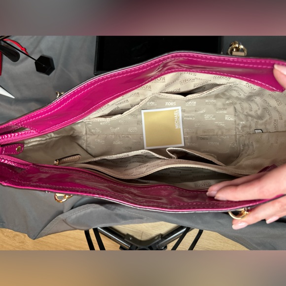 MICHAEL KORS LOGO JET SET CHAIN TOTE — DEEP PINK - Picture 6 of 11